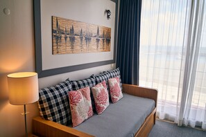 In-room safe, desk, soundproofing, iron/ironing board - Hotel Praia Marina by RIDAN Hotels (Praia da Vitoria)