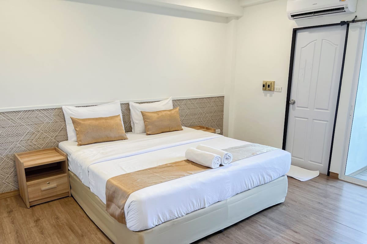 1 bedroom, desk, free WiFi, bed sheets