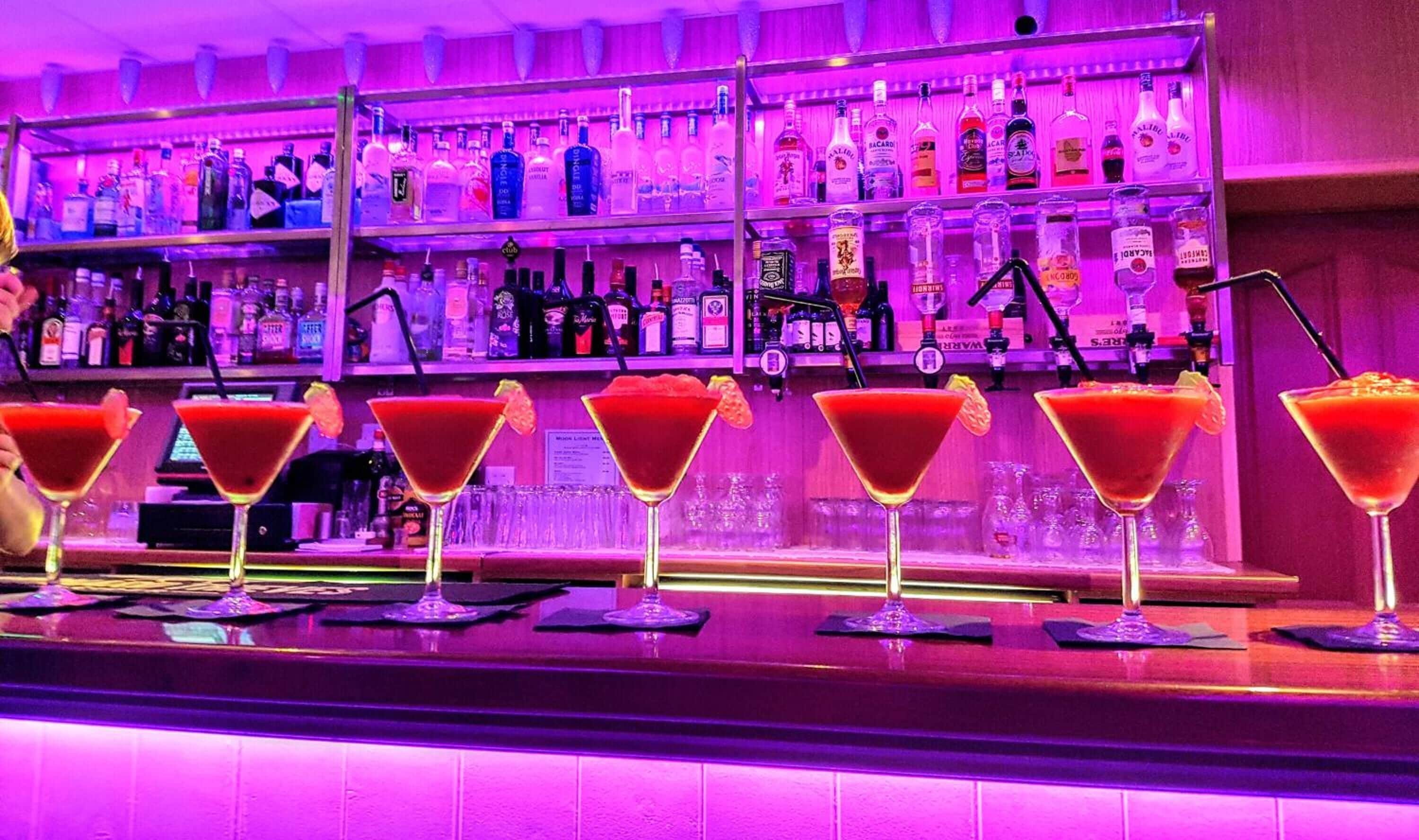 Serves lunch and dinner