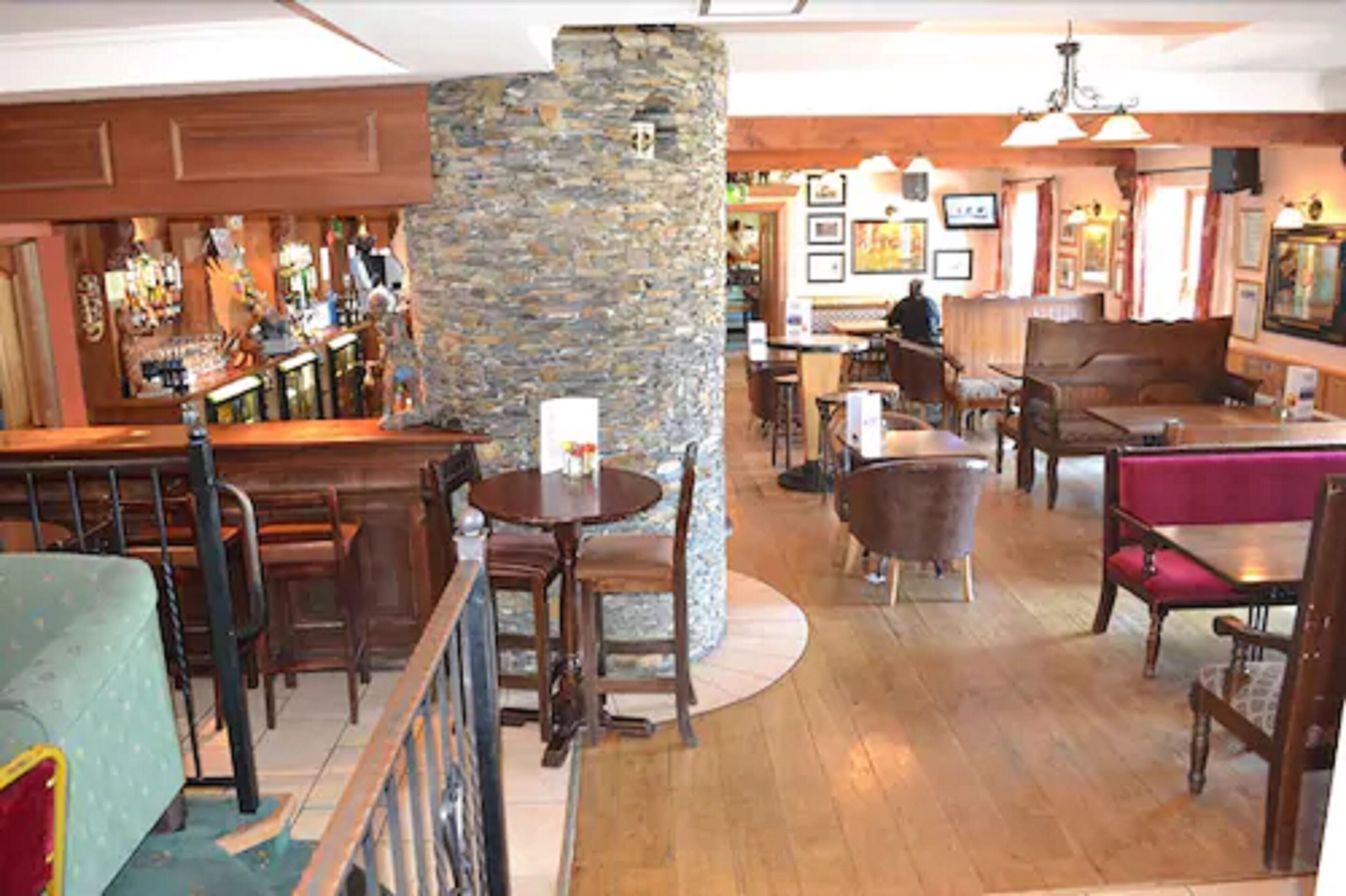 Serves lunch and dinner