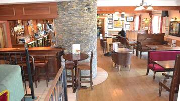 Serves lunch and dinner