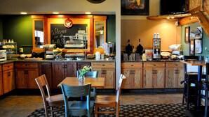 Un restaurant avec des meubles en bois, un menu écrit à la craie et une horloge au mur.