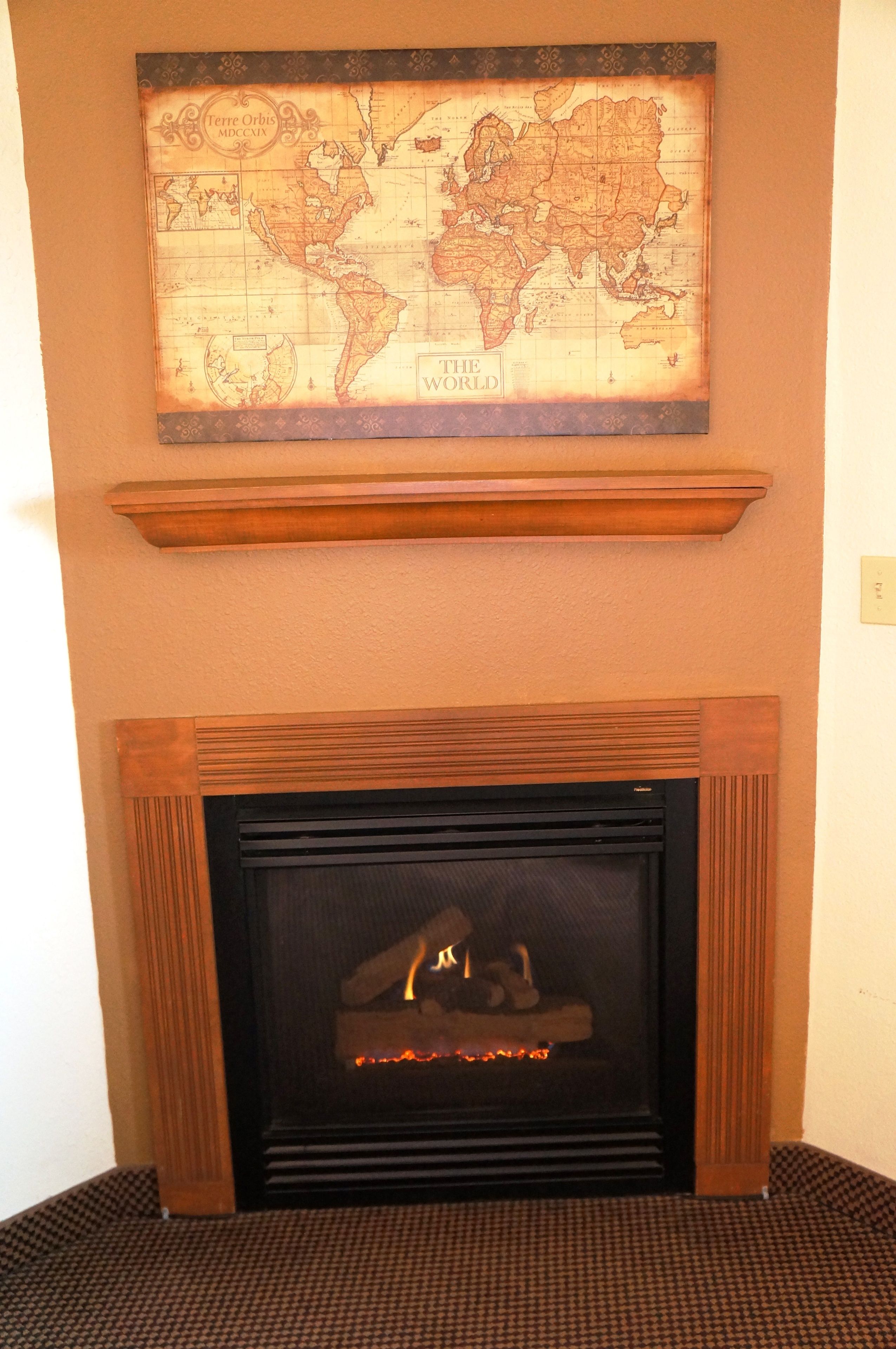 Una chimenea con un mapa mundial encima.