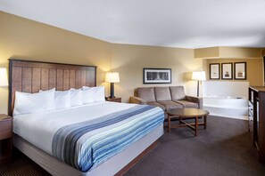 高级套房, 1 张特大床, 无烟房 (Second Floor) | 高档床上用品、办公桌、遮光窗帘、熨斗/熨衣板