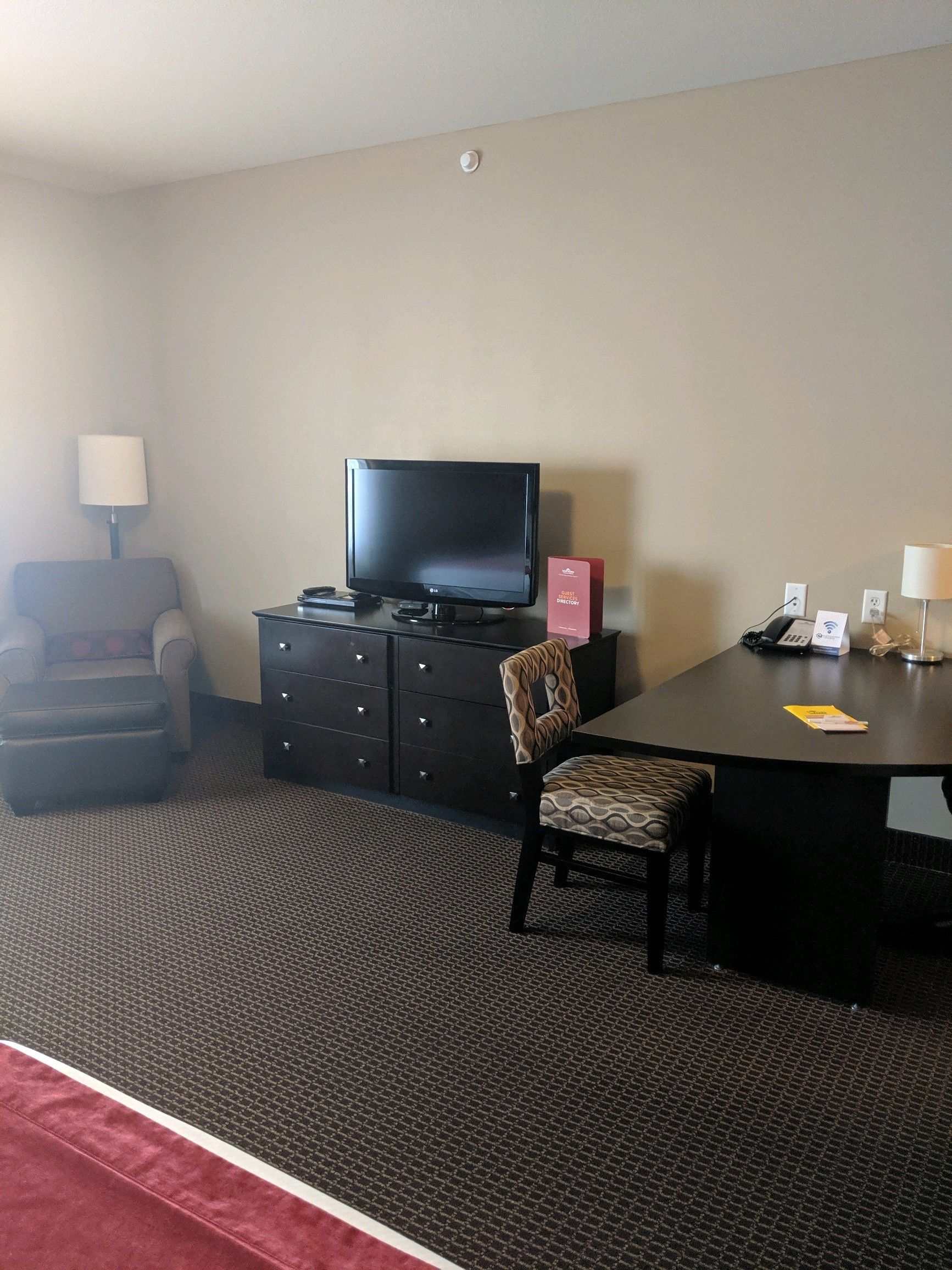 premium bedding, pillow-top beds, in-room safe, desk