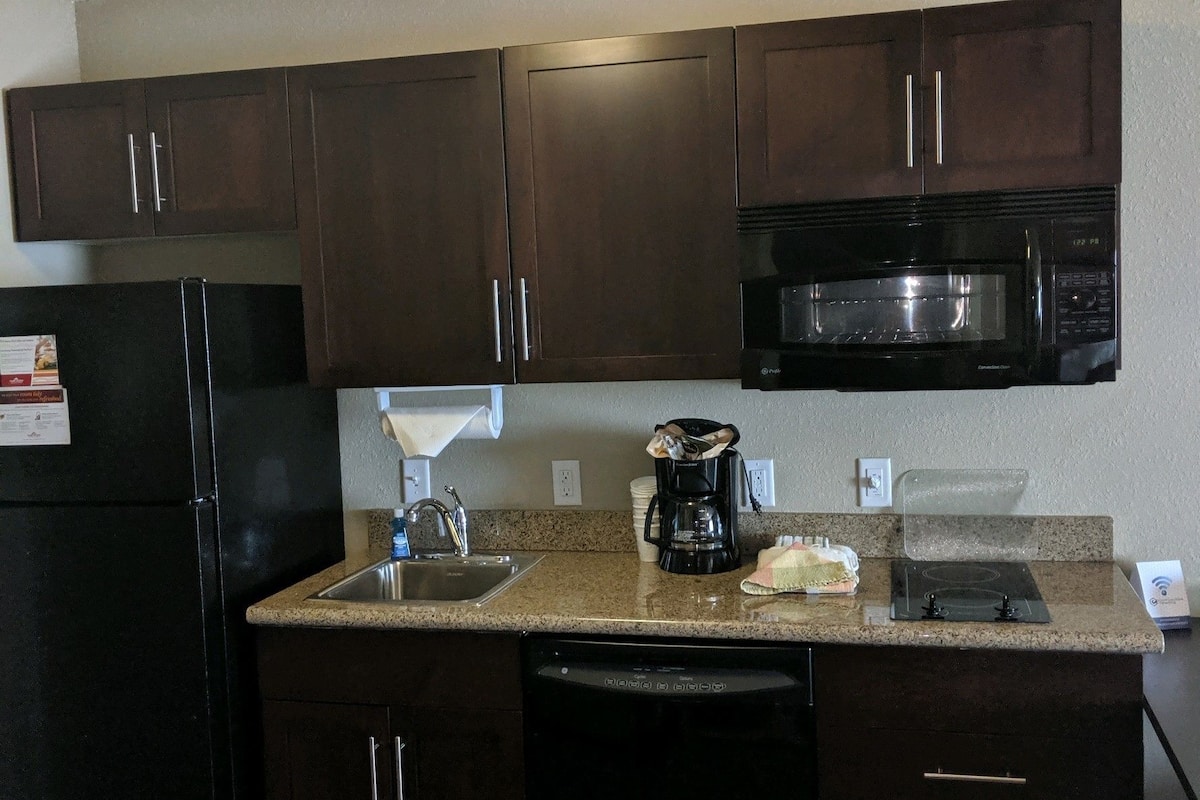 full-sized fridge, microwave, oven, stovetop