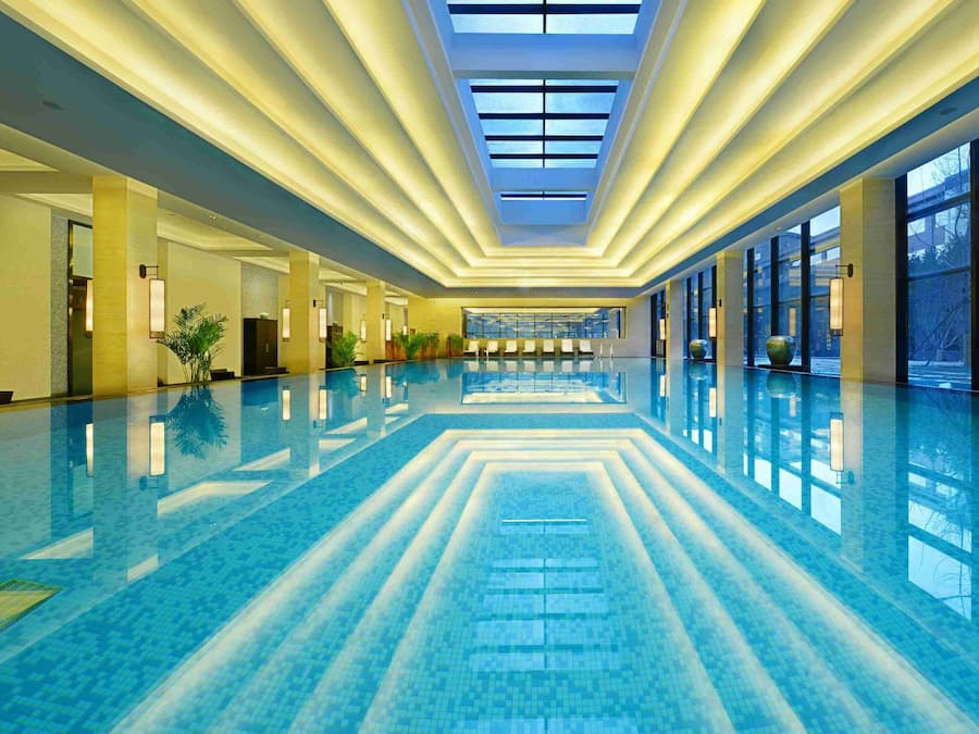 Indoor pool, sun loungers