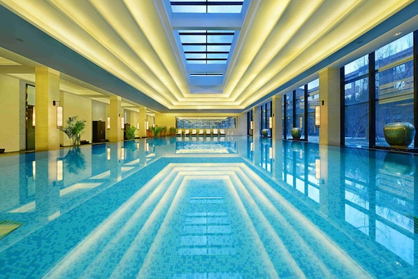 Piscina interna, espreguiçadeiras