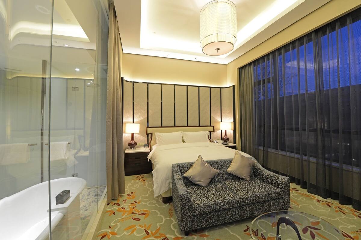 Deluxe Room, 1 King Bed | 1 bedroom, premium bedding, down comforters, pillowtop beds