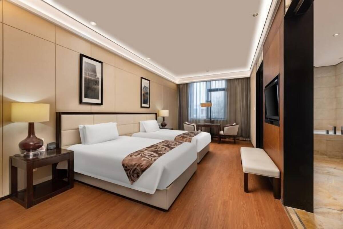 1 bedroom, premium bedding, down comforters, pillowtop beds