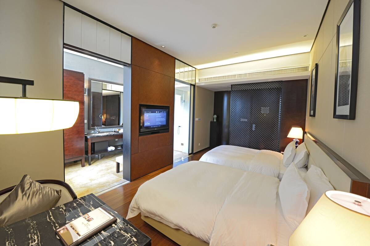 1 bedroom, premium bedding, down comforters, pillowtop beds