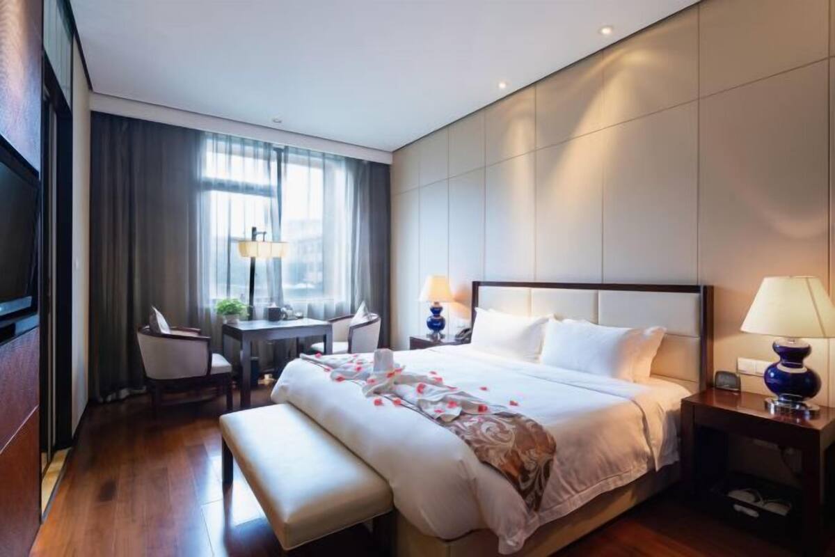 1 bedroom, premium bedding, down comforters, pillowtop beds