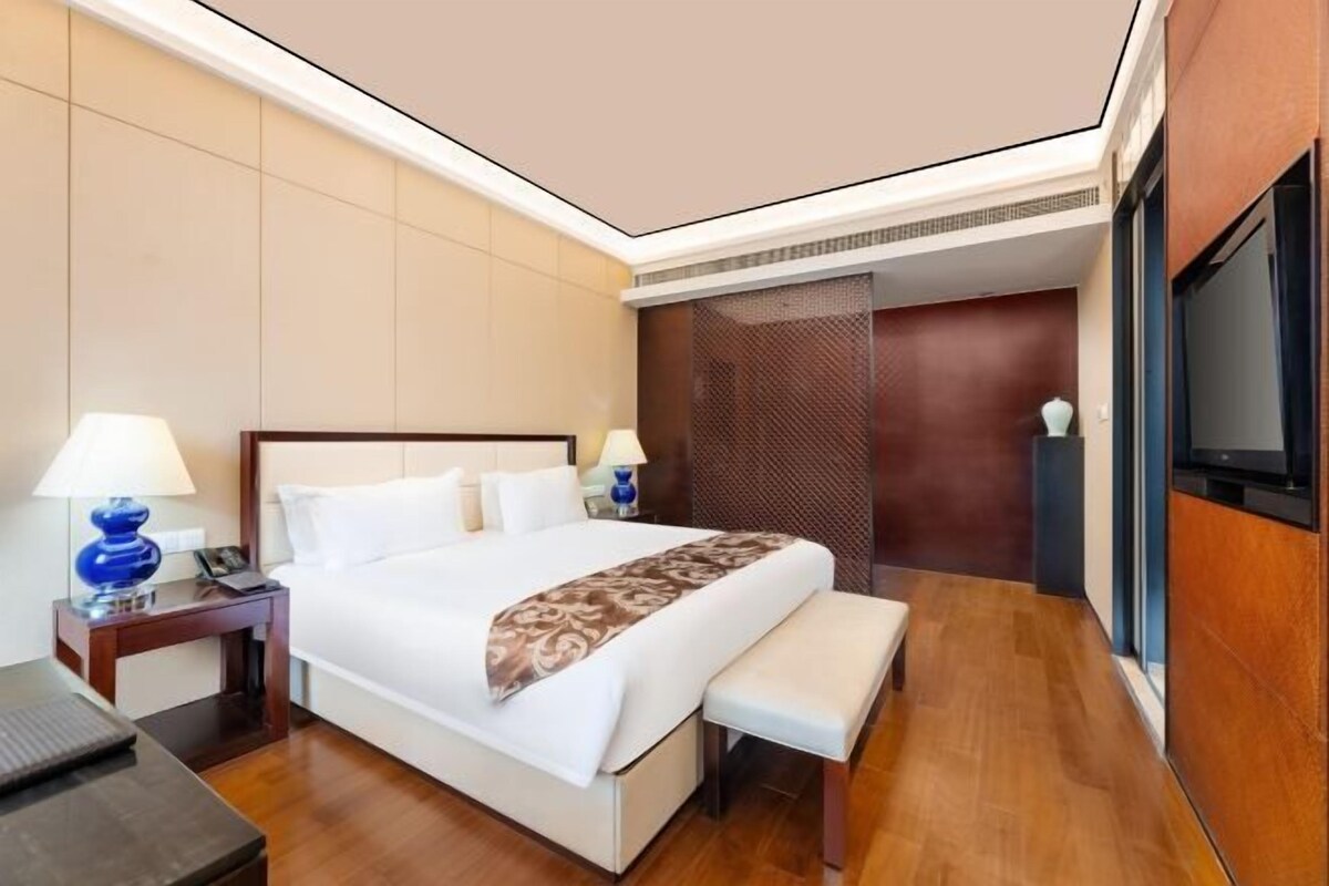 1 bedroom, premium bedding, down comforters, pillowtop beds