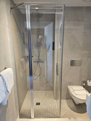 Douche, articles de toilette écologiques, sèche-cheveux