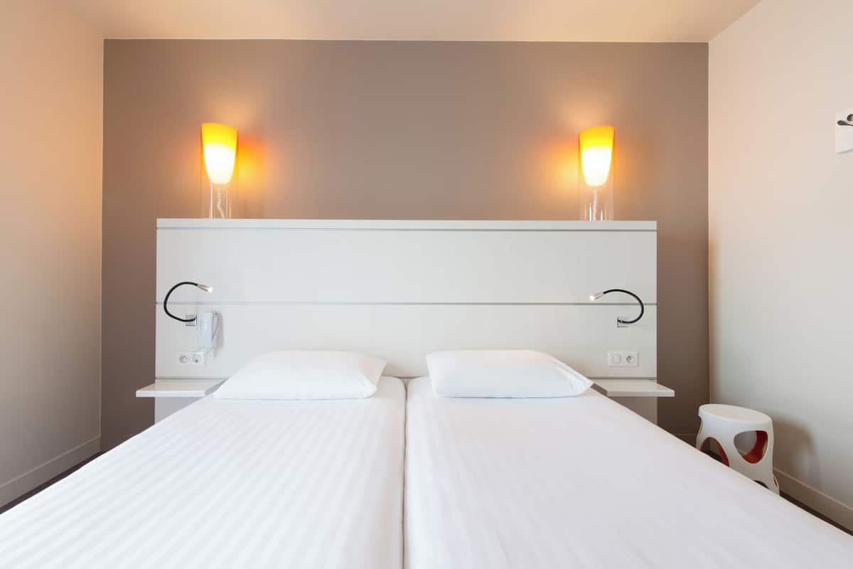 Standard Room, 2 Single Beds, Accessible | Premium bedding, desk, soundproofing, iron/ironing board