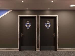 Luxe beddengoed, een bureau, geluiddichte muren