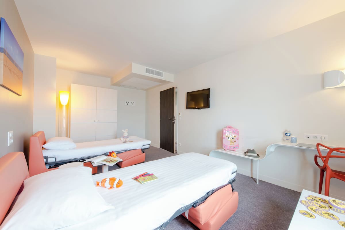 Suite, Multiple Beds, Accessible | Premium bedding, desk, soundproofing, iron/ironing board