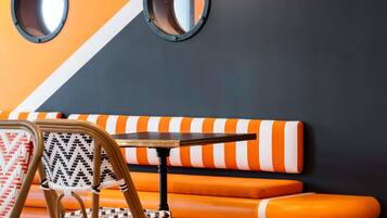 Petit déjeuner buffet (13.50 EUR par personne)