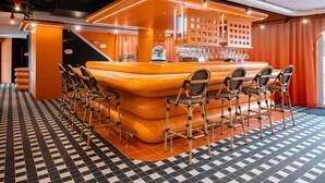 A bar area with a checkered floor, bar stools, and a bar counter with a glass display. - ibis Styles La Rochelle Centre les Minimes (La Rochelle)