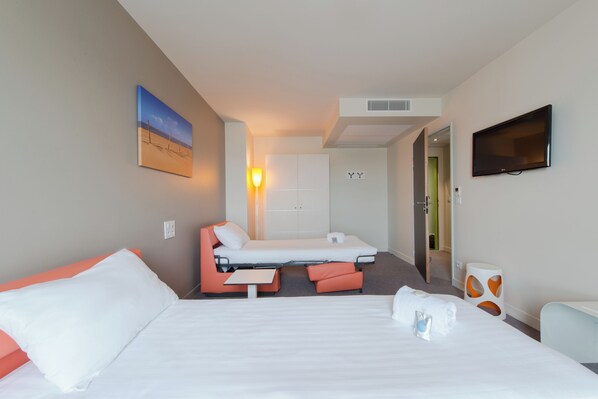 Family Room, Multiple Beds (5 People) | Premium bedding, desk, soundproofing, iron/ironing board