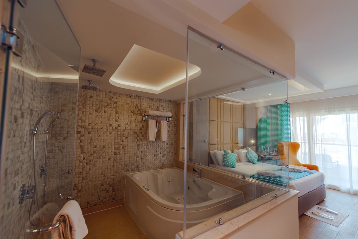 Deluxe Jacuzzi Room | 1 bedroom, minibar, in-room safe, iron/ironing board