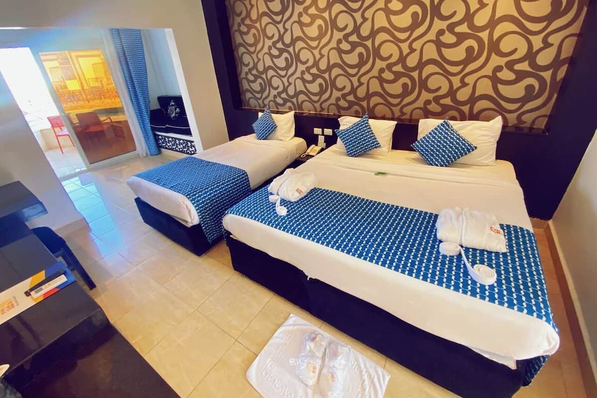 Superior Swim Up Room | Minibar, in-room safe, iron/ironing board, free WiFi