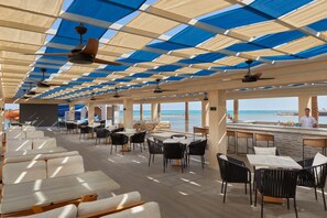 4 barer/lounger, bar vid poolen och strandbar