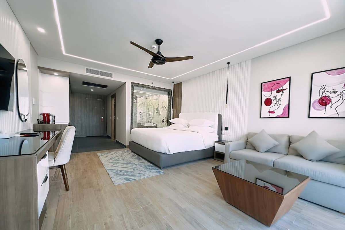 Premium Sea View Suite | 1 bedroom, minibar, in-room safe, iron/ironing board