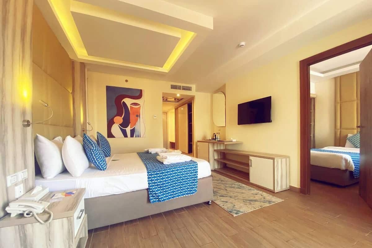 Family Room | Minibar, in-room safe, iron/ironing board, free WiFi