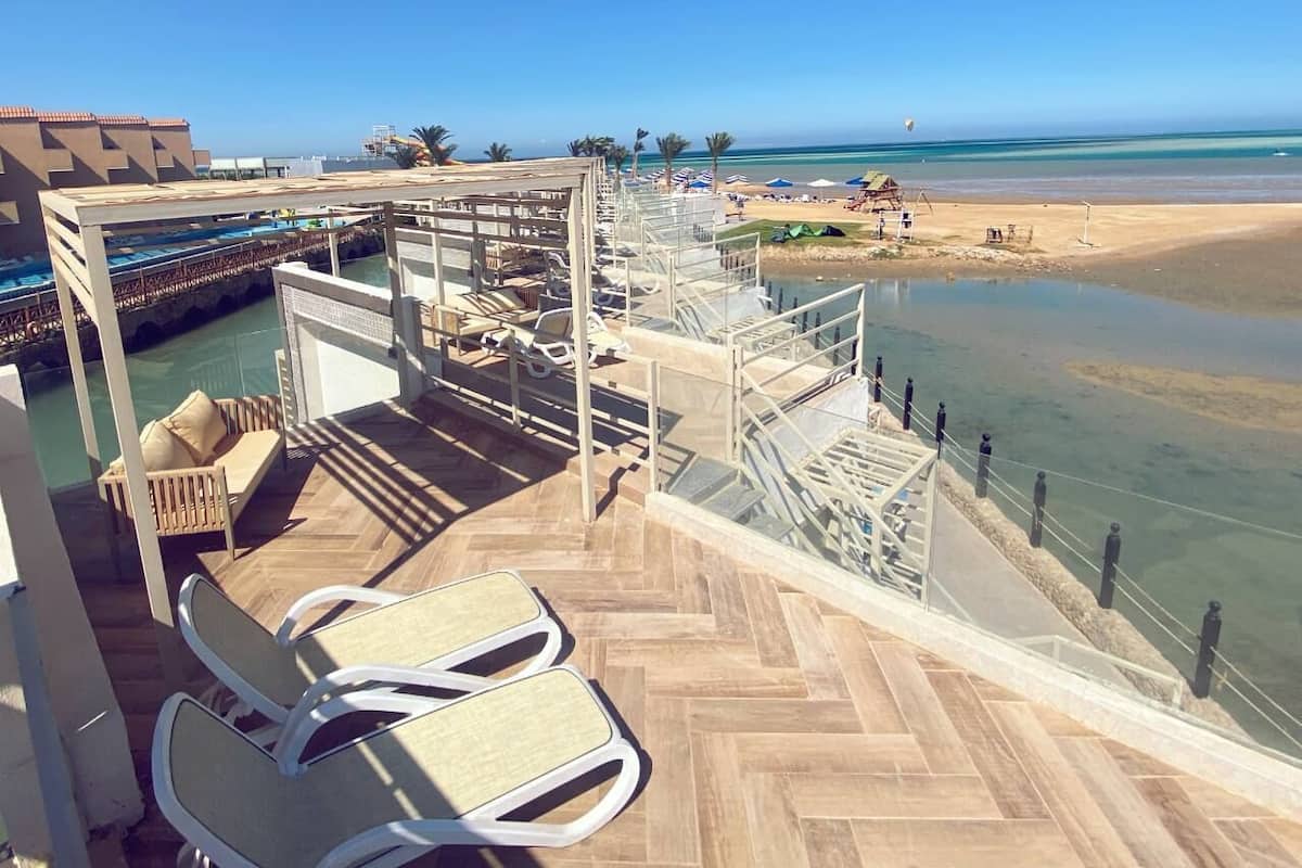 Bungalow | Minibar, in-room safe, iron/ironing board, free WiFi