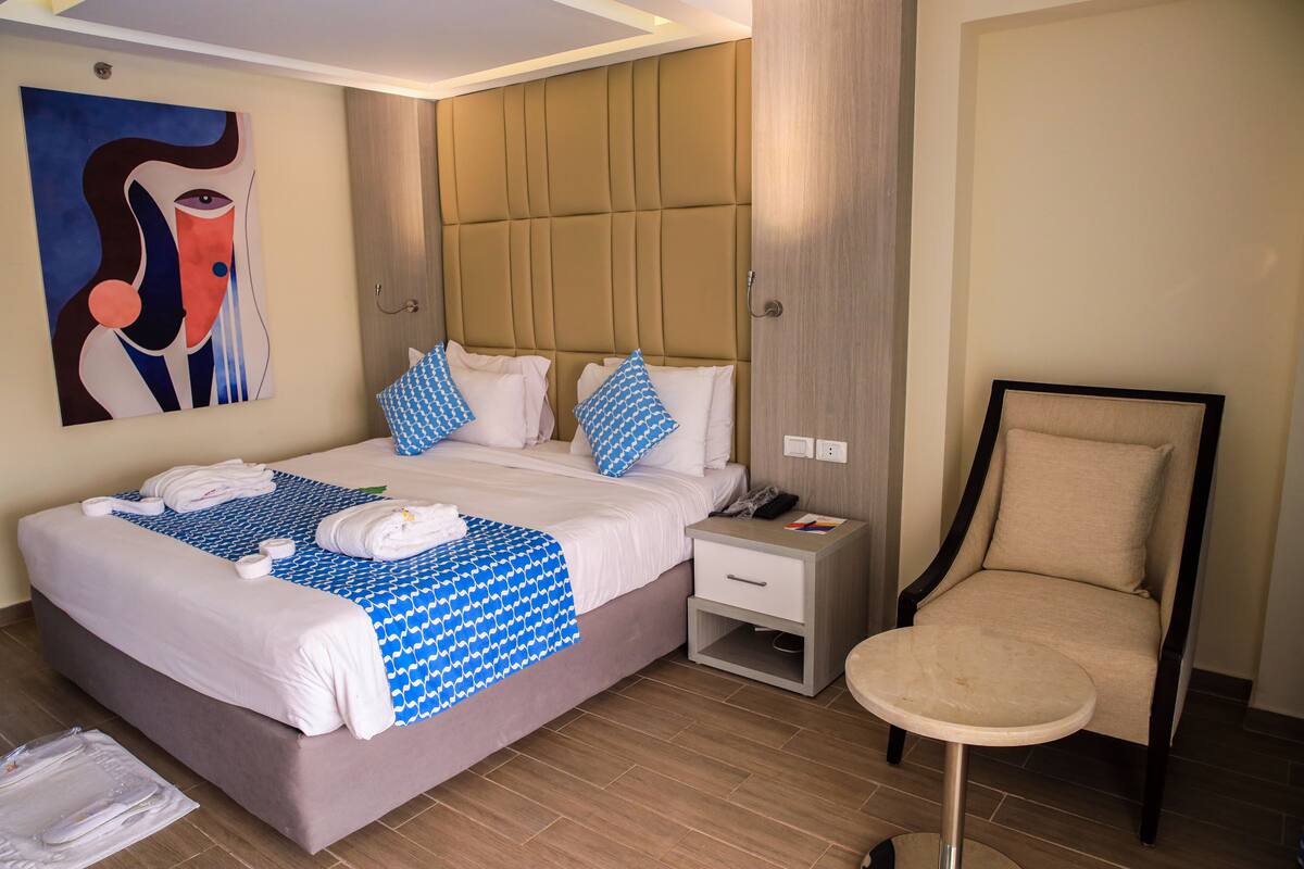 Minibar, in-room safe, iron/ironing board, WiFi (free)