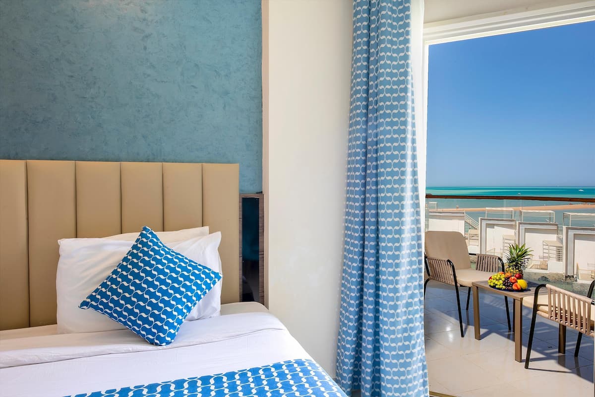 Deluxe Sea View Room | 1 bedroom, minibar, in-room safe, iron/ironing board