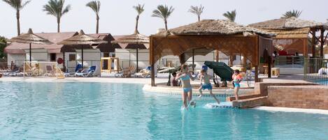 3 outdoor pools, pool loungers