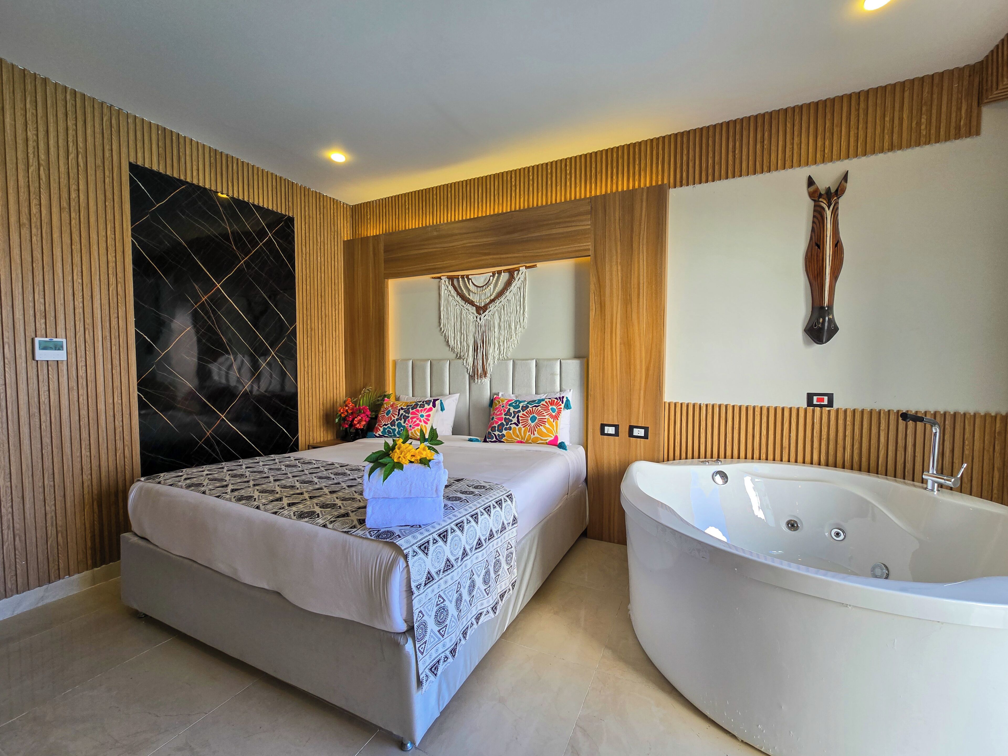 Familie vierpersoonskamer, 2 badkamers | Luxe beddengoed, een minibar, een kluis op de kamer, een bureau