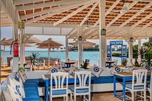 Playa privada, sillas reclinables de playa, sombrillas, toallas de playa