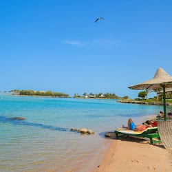 Bãi biển riêng, ghế dài tắm nắng, dù trên bãi biển, khăn tắm biển