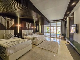 Habitación de hotel moderna con dos camas, televisión y vista a la piscina.