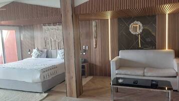 Une chambre à coucher moderne avec un lit, un canapé et une table basse.