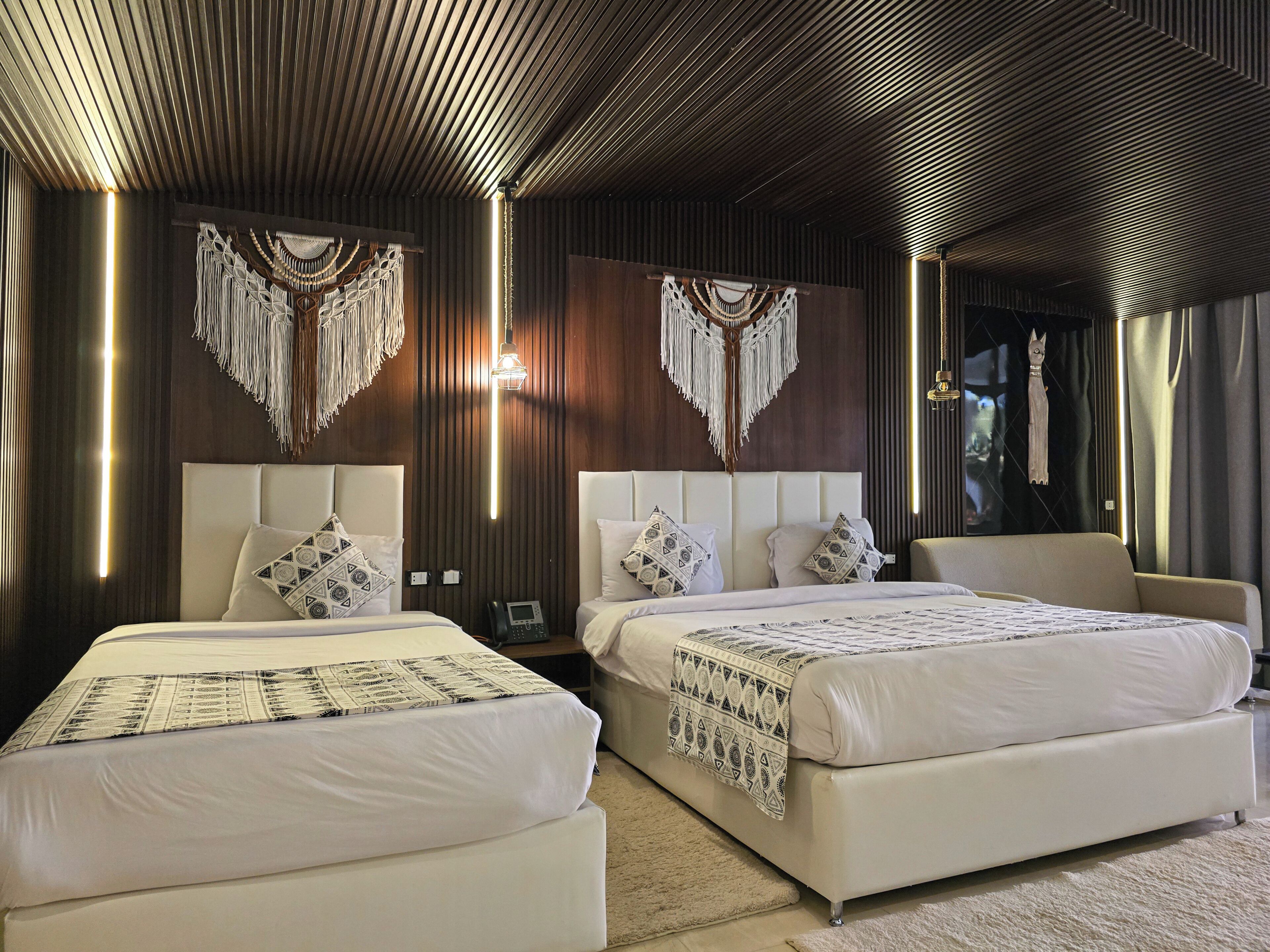 Deluxe tweepersoonskamer, balkon | Luxe beddengoed, een minibar, een kluis op de kamer, een bureau