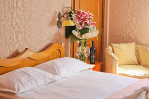 Minibar, caja de seguridad en la habitación y escritorio 