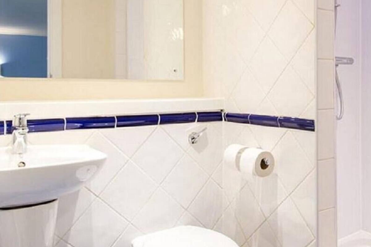 desk, rollaway beds, wifi