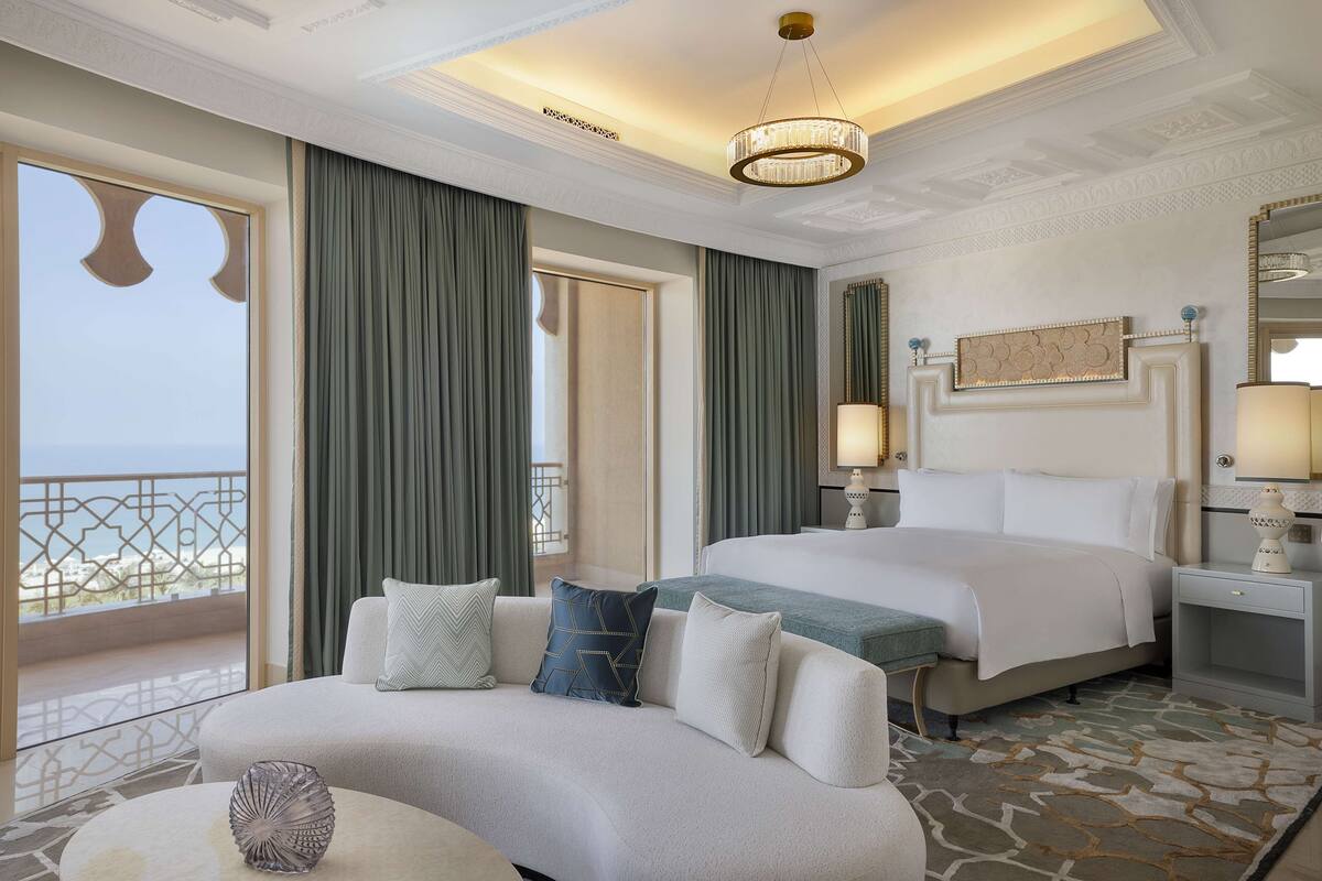 King Premier Ocean View Room | Bộ trải giường bằng vải Frette của Ý, bộ đồ giường cao cấp, minibar 