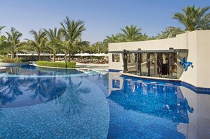 3 szabadtéri medence, ingyenesen használható cabanák és napernyők