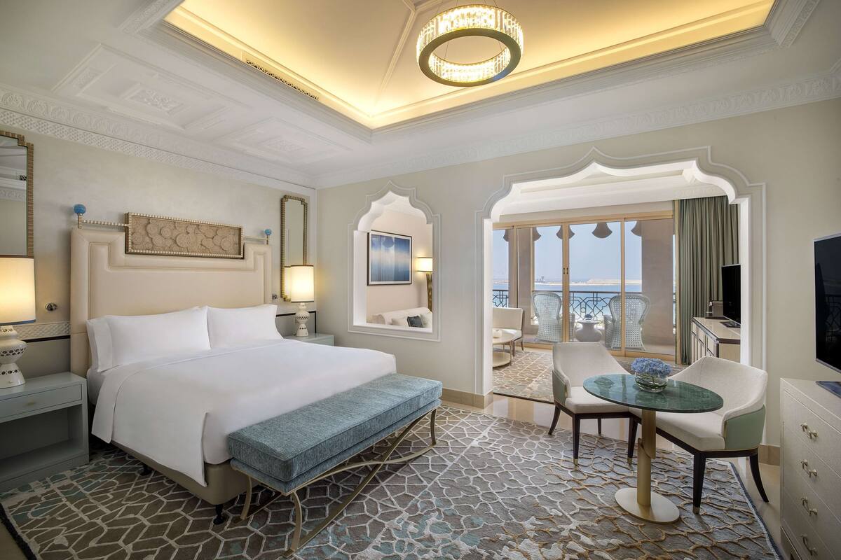 King Ocean View Junior Suite | Bộ trải giường bằng vải Frette của Ý, bộ đồ giường cao cấp, minibar 