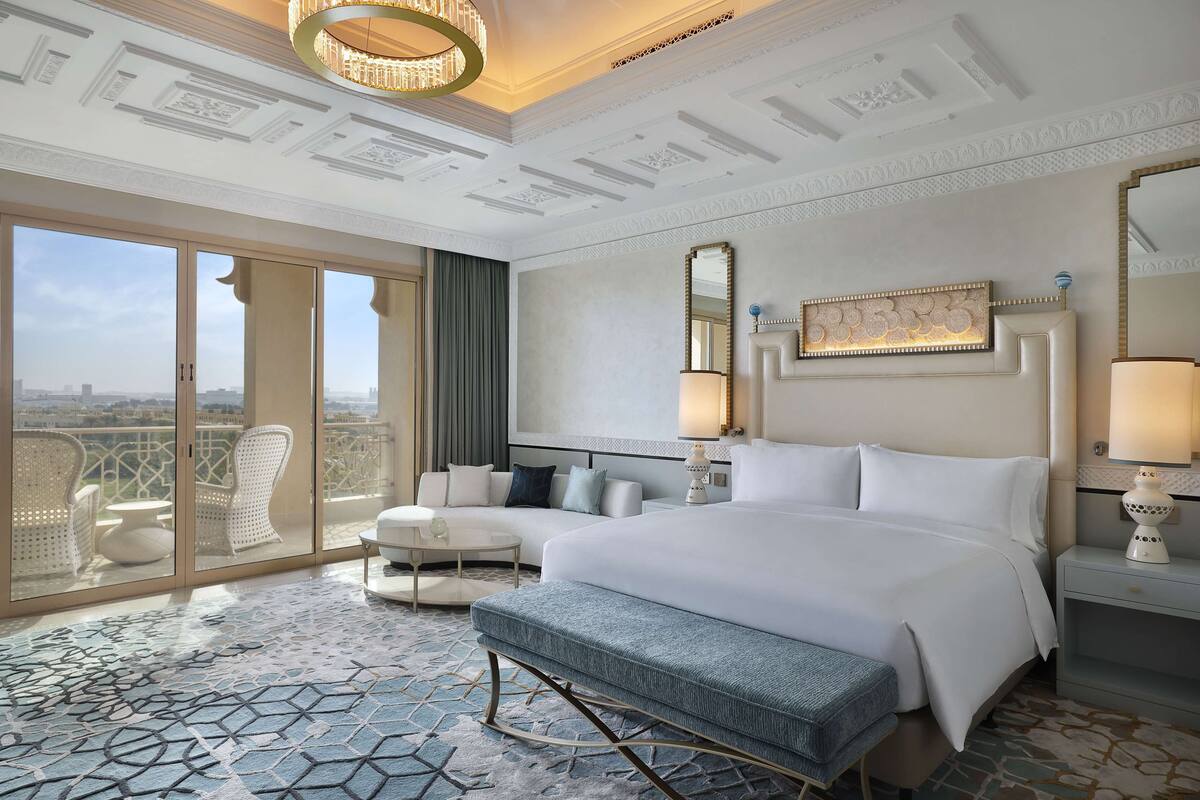 One Bedroom Golf Course View Suite | Bộ trải giường bằng vải Frette của Ý, bộ đồ giường cao cấp, minibar 
