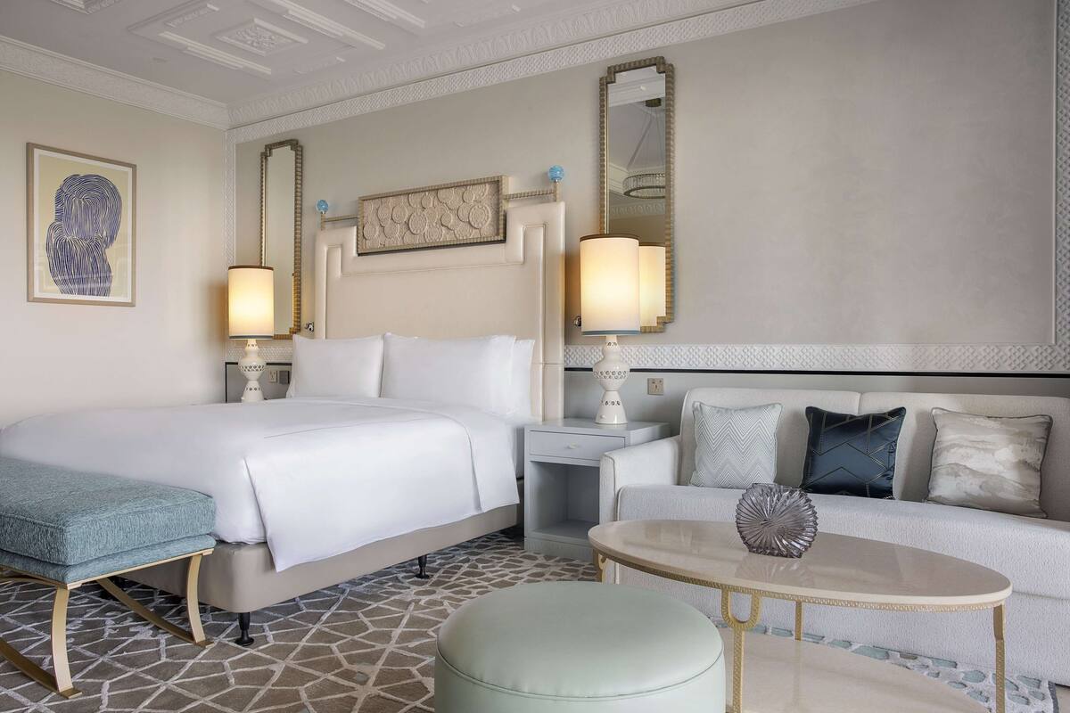 King Premier Golf Course View Room | Bộ trải giường bằng vải Frette của Ý, bộ đồ giường cao cấp, minibar 