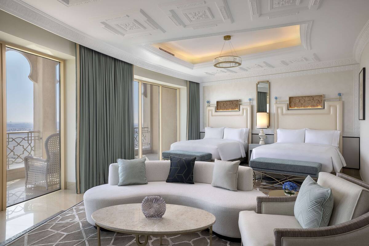 Two Queen Beds Premier Golf Course View Room | Khu phòng khách