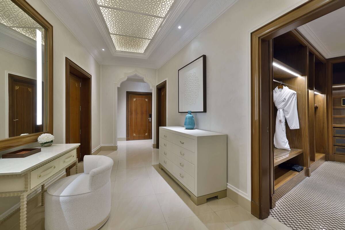 Two Queen Beds Premier Ocean View Room | Bộ trải giường bằng vải Frette của Ý, bộ đồ giường cao cấp, minibar 