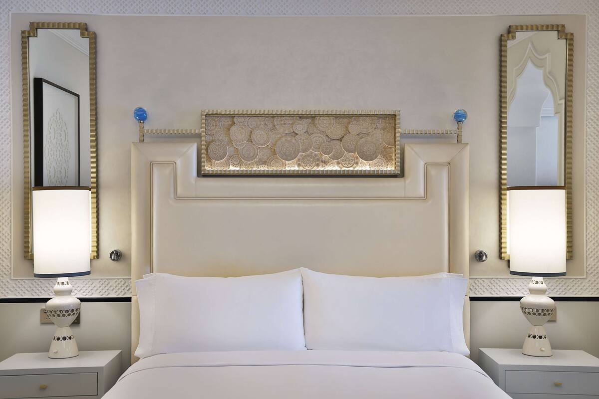 Bộ trải giường bằng vải Frette của Ý, bộ đồ giường cao cấp, minibar 