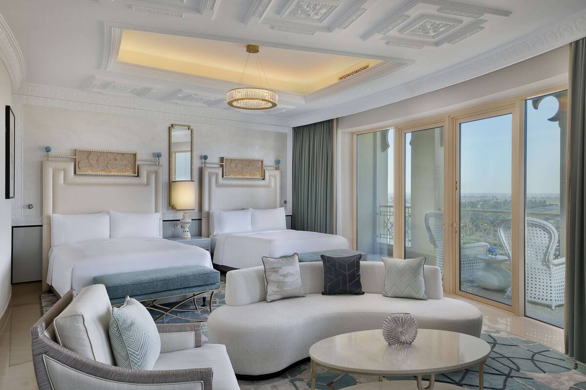Two Queen Beds Deluxe Room | Khu phòng khách